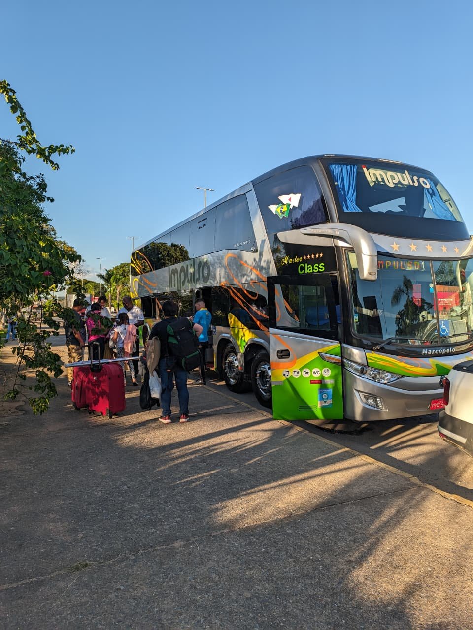 Grupo embarcando em ônibus de turismo